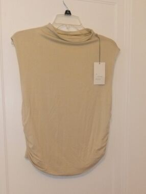 NWT women beige cap sleeve top , cinched sides, medium